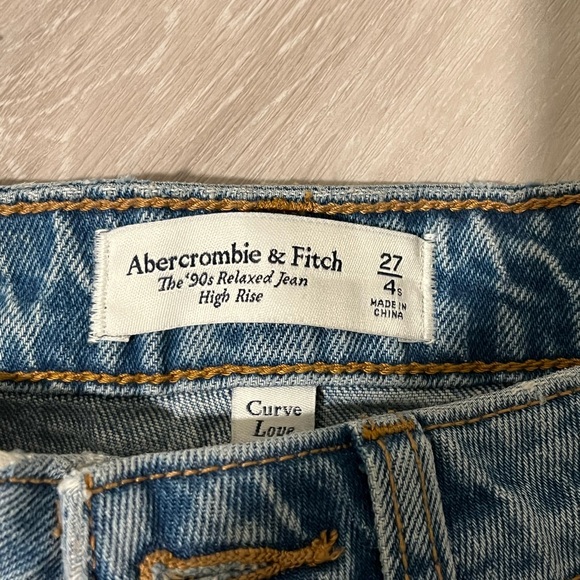 Abercrombie The 90s Relaxed Jean High Rise - Picture 2 of 3